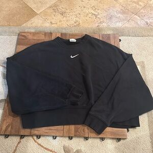 NIKE- cropped black crewneck sweatshirt